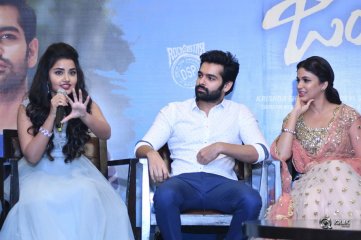Vunnadhi Okate Zindagi Movie Pre Release Function